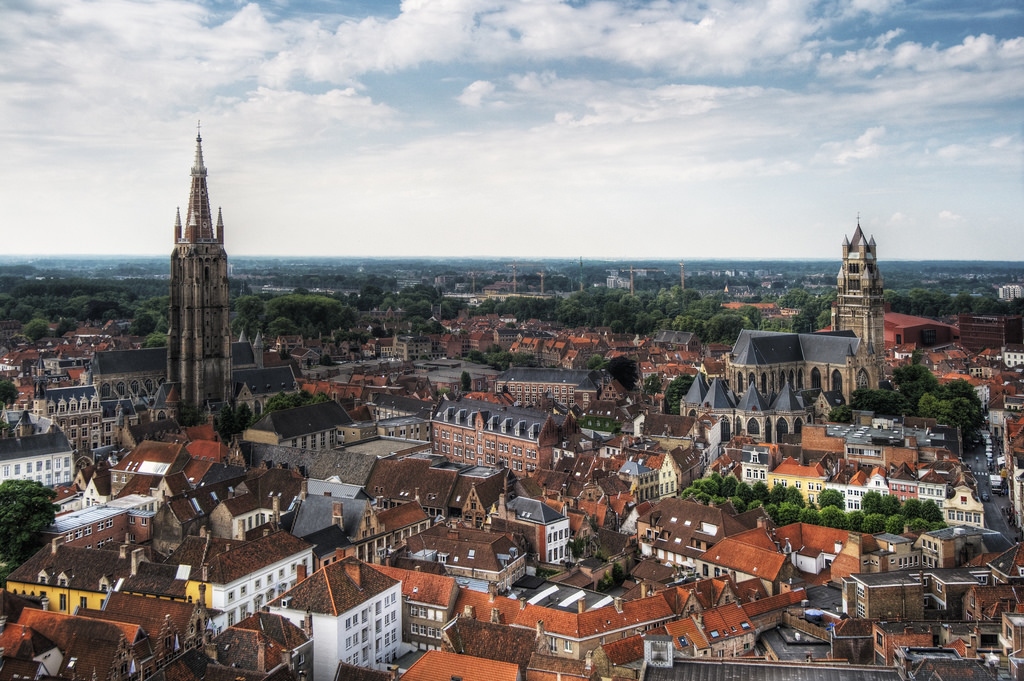 Bestuursakkoord Brugge: sociaal laagje vernis op een donkerblauwe stad