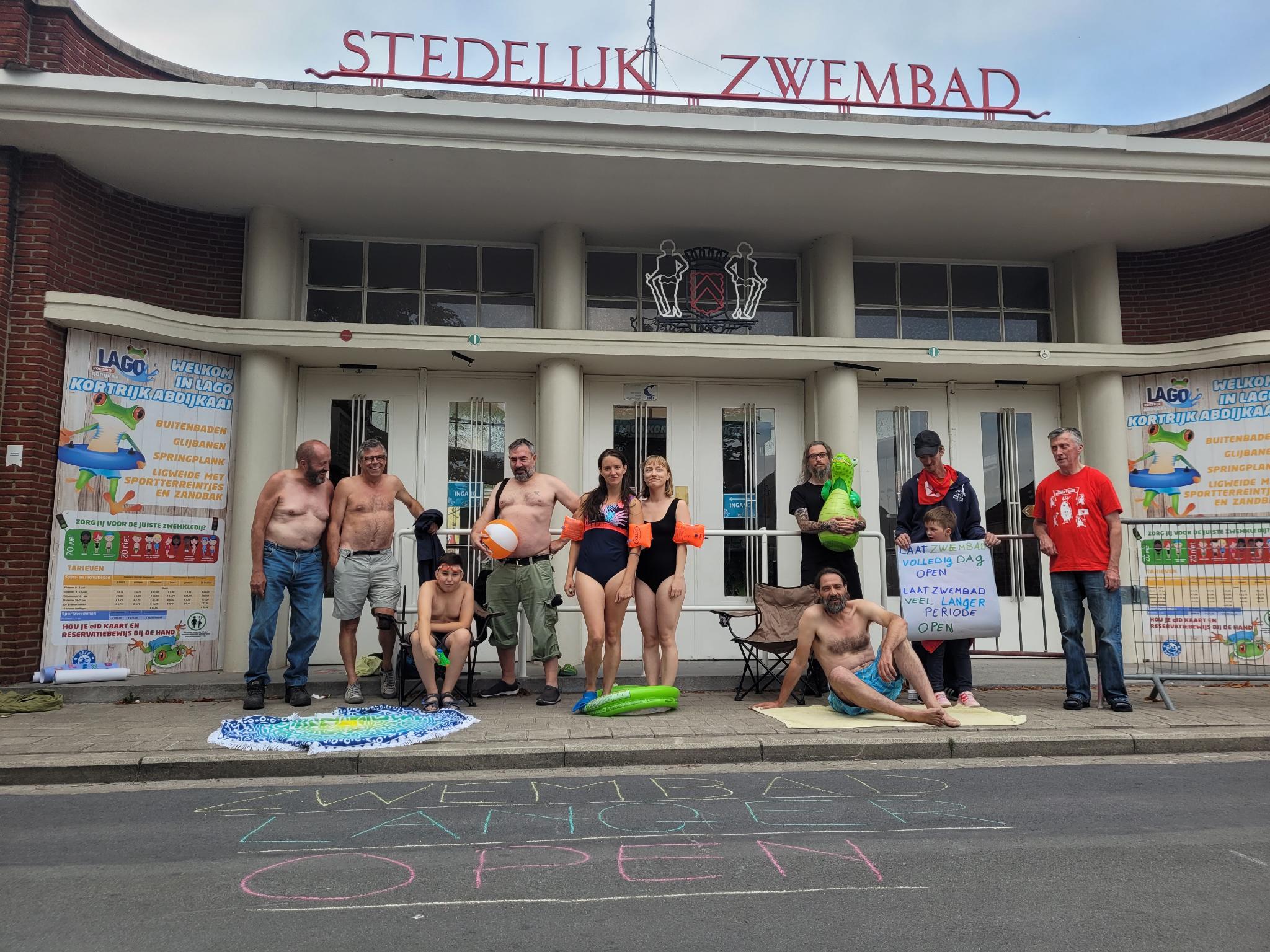 PVDA Kortrijk voert actie aan openluchtzwembad Abdijkaai